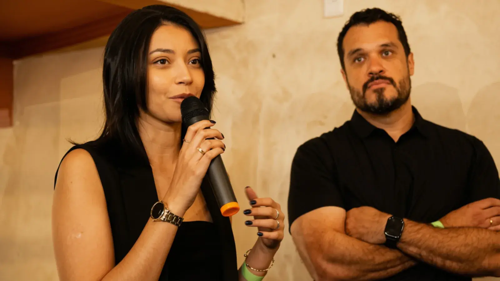 Plateia acompanhando a apresentação no encontro