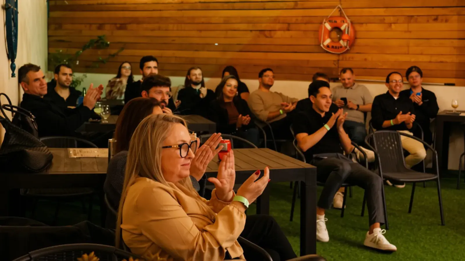 Participantes em pé, conversando no espaço do evento
