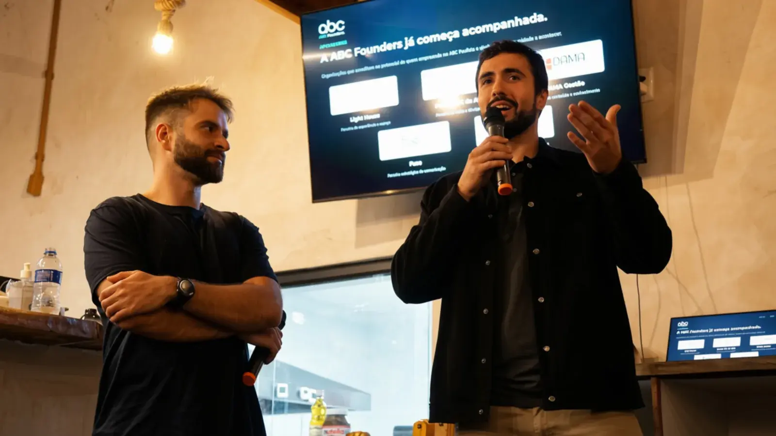 Apresentação com tela de conteúdo ao fundo