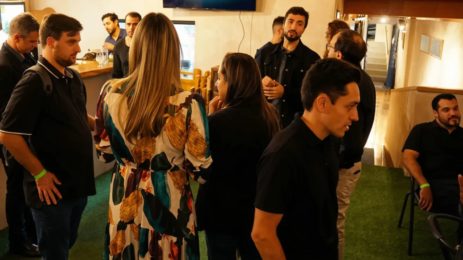 Grupo de participantes conversando no encontro