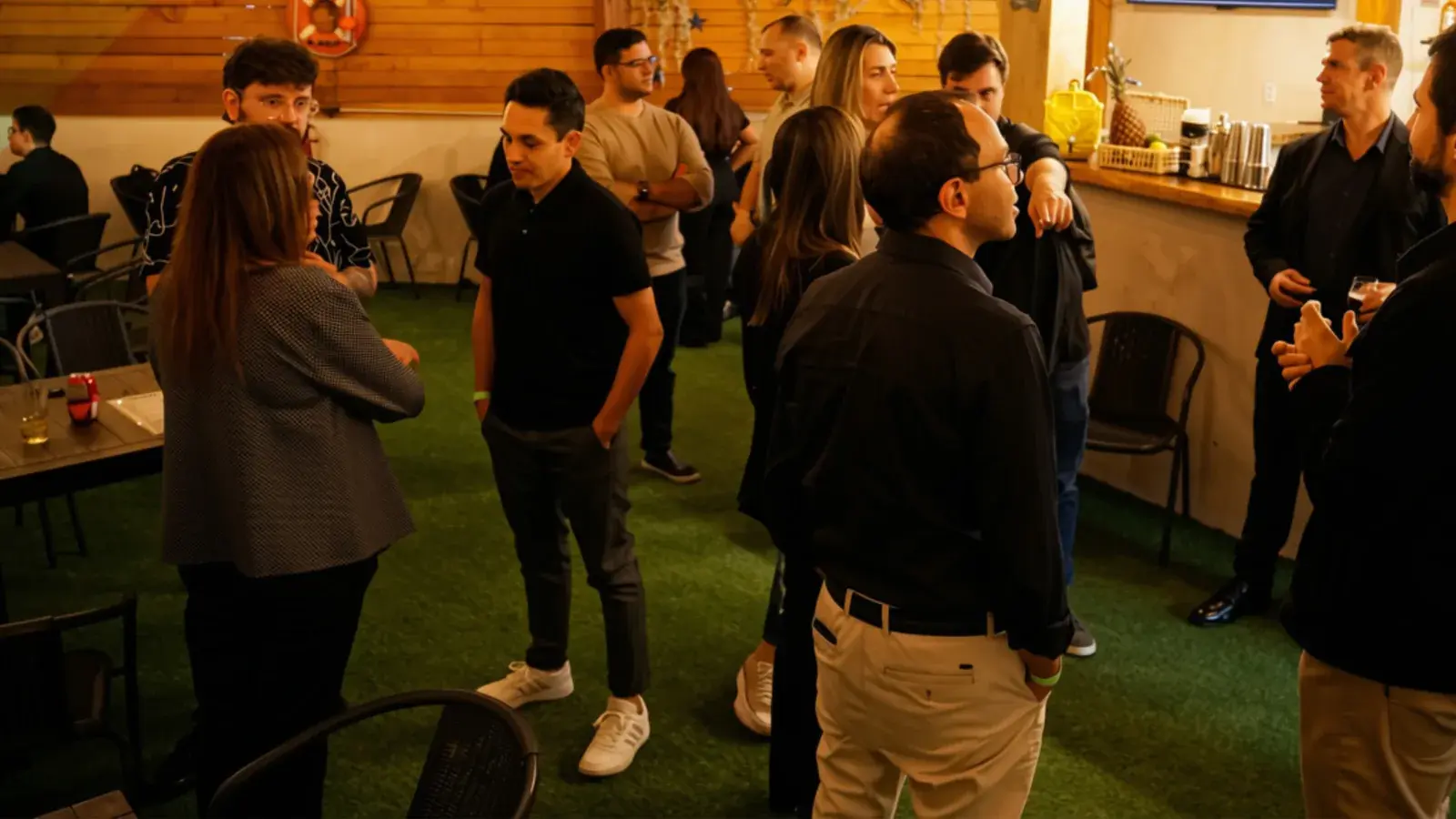 Primeiras conversas entre participantes no espaço do evento