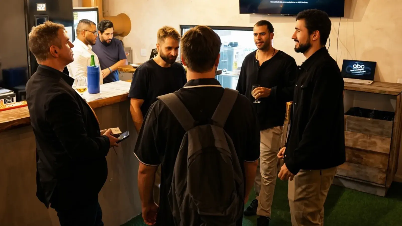 Grupo de participantes conversando próximo ao bar